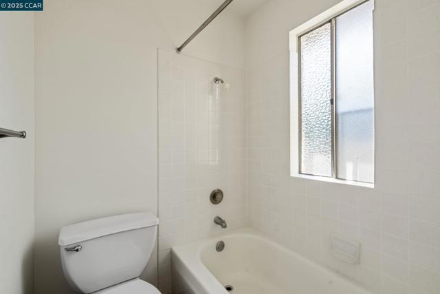 1706 Siskiyou Dr, Walnut Creek CA: https://media.crmls.org/mediaz/8490771b-1afc-468d-97dc-1a48e369814b.jpg