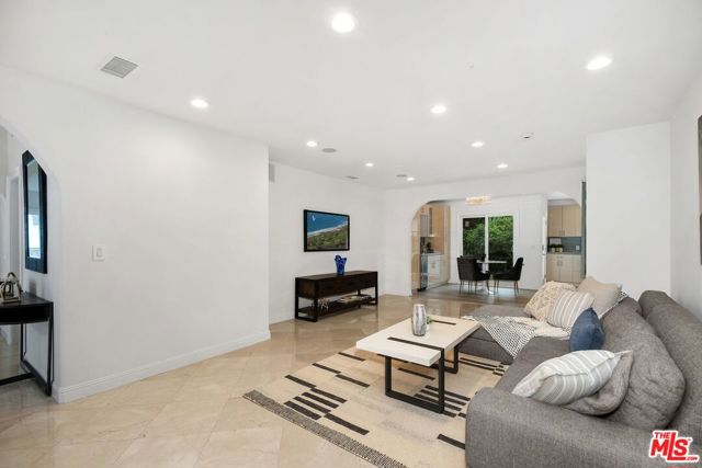 465 N Kilkea Drive, Los Angeles CA: https://media.crmls.org/mediaz/84919826-6a83-4c31-9d9c-b4ca637c4c97.jpg