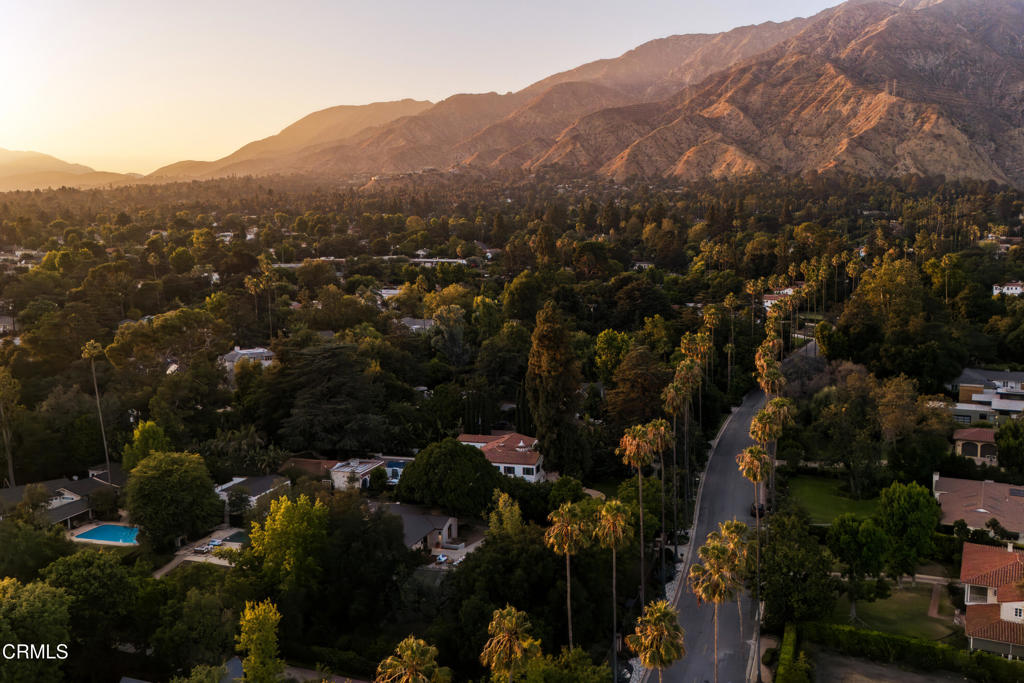https://media.crmls.org/mediaz/84925ad8-90a1-4403-8d25-35e302cabf46.jpg?preset=X-Large