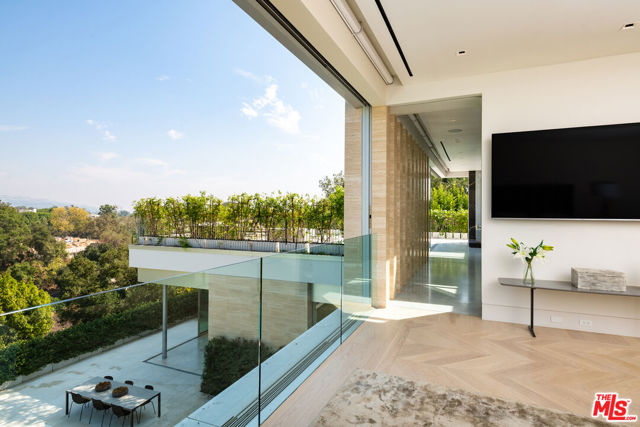 642 Perugia Way, Los Angeles CA: https://media.crmls.org/mediaz/84935d34-4ff4-4053-a9e2-0a0e0c871e6e.jpg