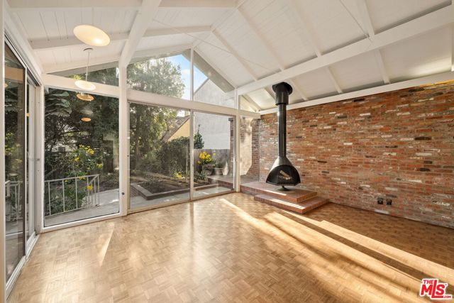 440 24th Street, Santa Monica CA: https://media.crmls.org/mediaz/8494326e-d3c7-4d43-8e4f-ce1831ec3f90.jpg