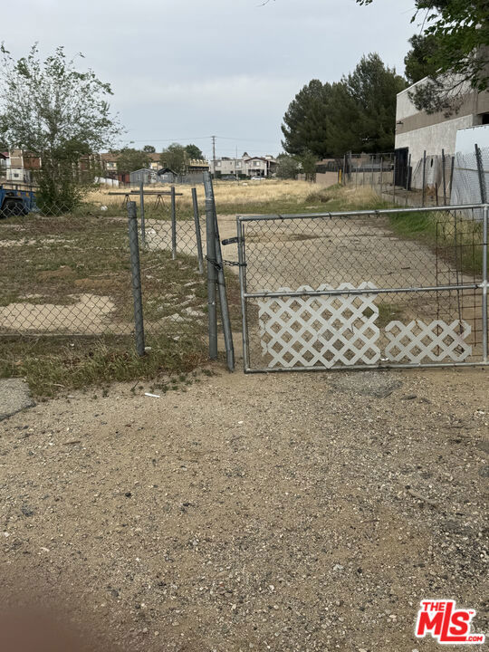 38652 9th Street, Palmdale CA: https://media.crmls.org/mediaz/84948ff1-5816-4308-a45d-e6f9ff14e8e6.jpg