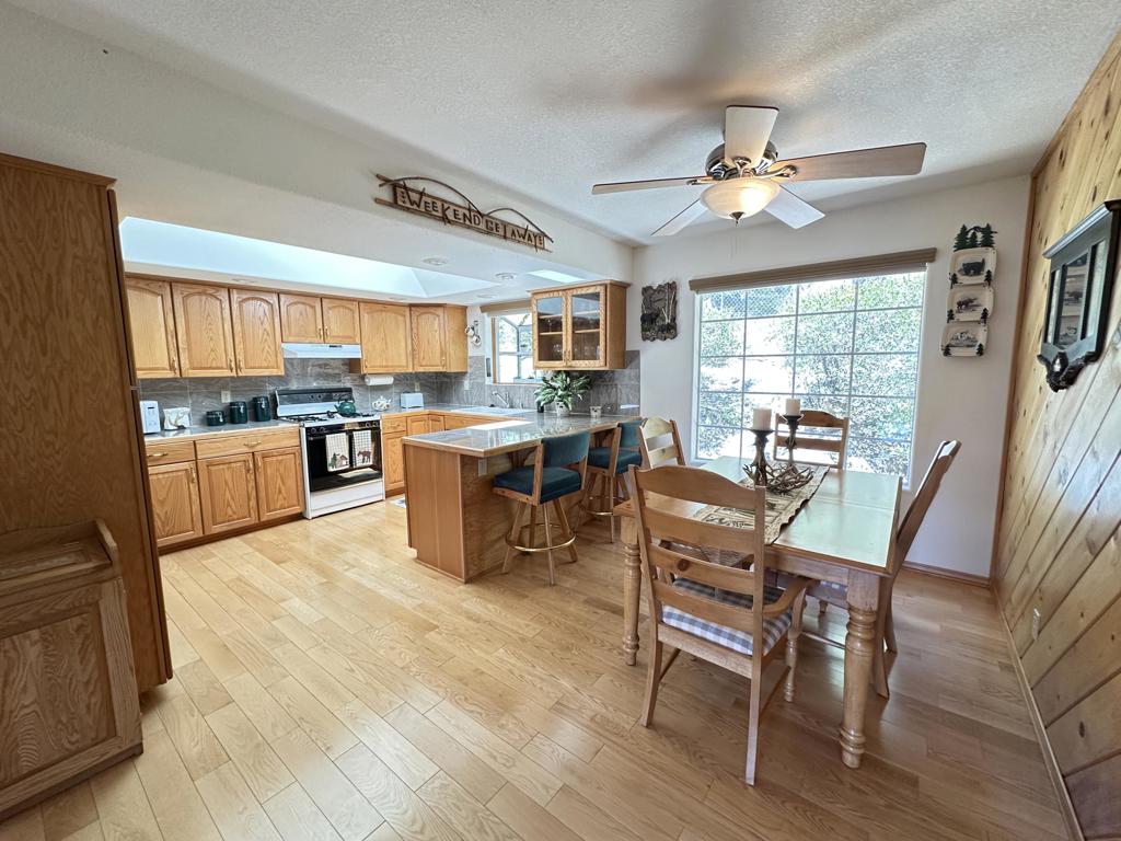 https://media.crmls.org/mediaz/84955618-cefc-40a1-bed4-40f61423b642.jpg?preset=X-Large