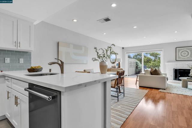 31 Turtle Creek Street, Oakland CA: https://media.crmls.org/mediaz/8495bcb8-a1d1-4da8-b921-892512930c6c.jpg