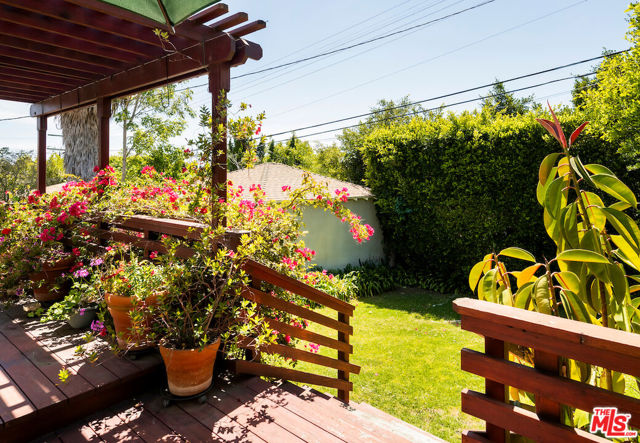 1475 Edris Drive, Los Angeles CA: https://media.crmls.org/mediaz/8495c908-428d-40bf-a1bd-bfab39a677fc.jpg