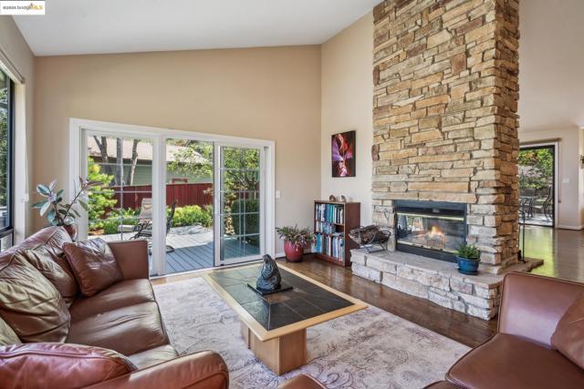 1037 Silverhill Dr, Lafayette CA: https://media.crmls.org/mediaz/8495dc63-dbb9-491f-b273-c40d62681be9.jpg