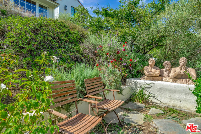 1519 Comstock Avenue, Los Angeles CA: https://media.crmls.org/mediaz/8495f90d-2a75-479a-a0dc-f325fa56050e.jpg