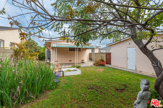 12926 Bonaparte Avenue, Los Angeles CA: https://media.crmls.org/mediaz/84961aa7-06a5-40e1-9183-7ba125906b13.jpg