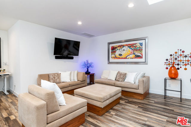 1865 El Monte Drive, Thousand Oaks CA: https://media.crmls.org/mediaz/84966fc4-3f25-432d-910e-02b1d1b18958.jpg