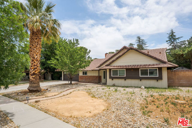 43818 Halcom Avenue, Lancaster CA: https://media.crmls.org/mediaz/8496acfd-a88f-4ff0-b6b5-4d9491de358f.jpg