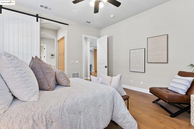 1627 Healing Rock Ct, Brentwood CA: https://media.crmls.org/mediaz/84974557-6b4a-4ec1-9465-bbdcc2f3aa85.jpg