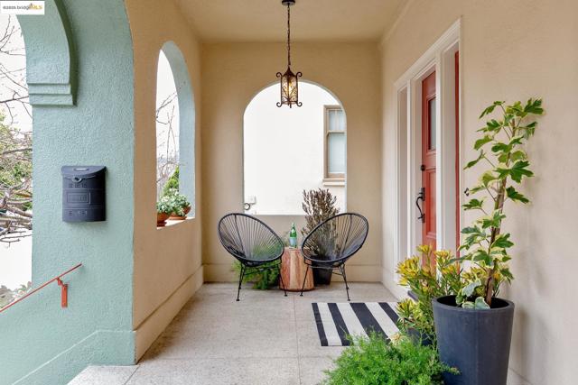 479 41st St, Oakland CA: https://media.crmls.org/mediaz/84979404-9264-4302-b3f2-d7775eb65a3b.jpg