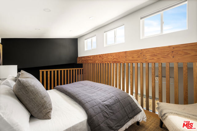 3375 Coldwater Canyon Avenue, Studio City CA: https://media.crmls.org/mediaz/849866d1-cf46-4b08-8a99-36cea60ef143.jpg