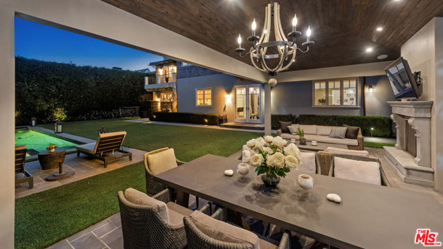 1064 Amalfi Drive, Pacific Palisades CA: https://media.crmls.org/mediaz/849894bb-d5be-4f9d-937d-5e0537e46720.jpg