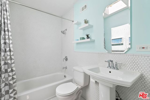16241 W Meadow Ridge Way, Encino CA: https://media.crmls.org/mediaz/849adcbf-61d3-47aa-8ab3-c215737058de.jpg