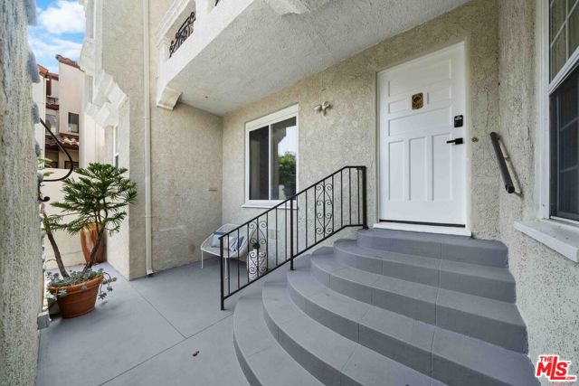 865 S Lucerne Boulevard, Los Angeles CA: https://media.crmls.org/mediaz/849b77e0-eaf6-4f07-bc6f-ed7599eadec0.jpg