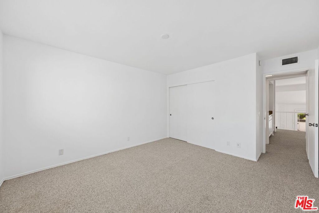 https://media.crmls.org/mediaz/849b8a1b-1542-4060-85c0-0d8d1b4ca517.jpg?preset=X-Large