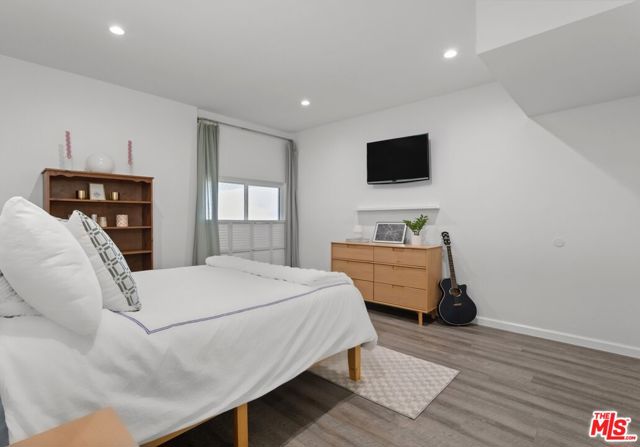 5414 Newcastle Avenue, Encino CA: https://media.crmls.org/mediaz/849c8b62-0825-437e-888d-0d917ebba13e.jpg