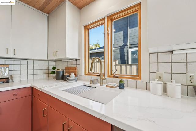 19 Highland Blvd, Kensington CA: https://media.crmls.org/mediaz/849cb35d-4d30-4462-830e-605240b47ee6.jpg