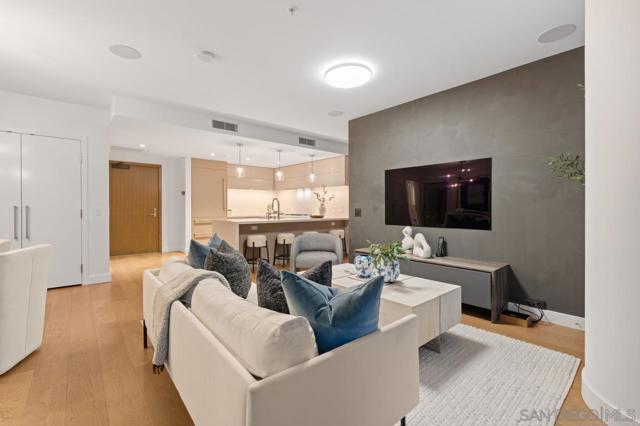 888 W E St, San Diego CA: https://media.crmls.org/mediaz/849ce7ce-c9e2-4581-b604-ffdb780d6bab.jpg
