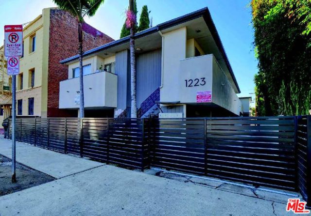 1223 North Beachwood Drive
