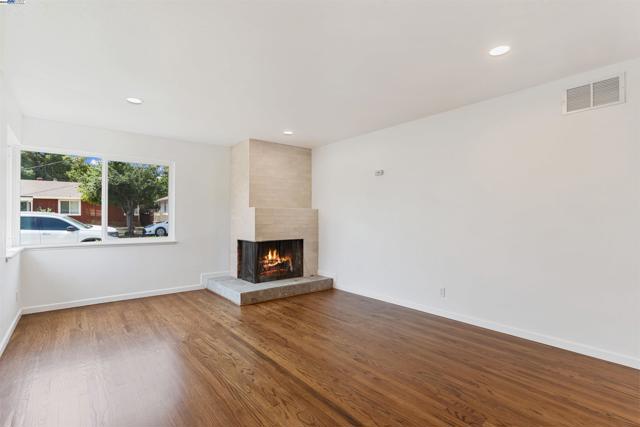 102 W 15Th St, Antioch CA: https://media.crmls.org/mediaz/849d9ad9-33e9-40f1-851f-1e504443f70e.jpg