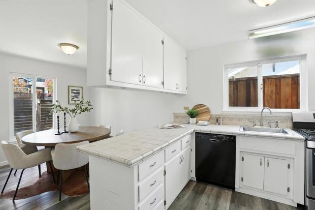 946 Laguna Avenue, Burlingame CA: https://media.crmls.org/mediaz/849e64d2-b3b0-4dd5-8c9c-6e536dd03010.jpg