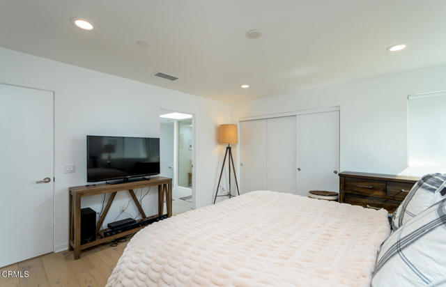 11594 Riverside Drive, Valley Village CA: https://media.crmls.org/mediaz/849e6897-d442-4974-875a-4304569ce8d1.jpg