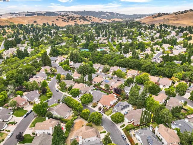 326 Fontaine Dr, Danville CA: https://media.crmls.org/mediaz/849e8085-a5f4-453b-9560-bd806c15094f.jpg