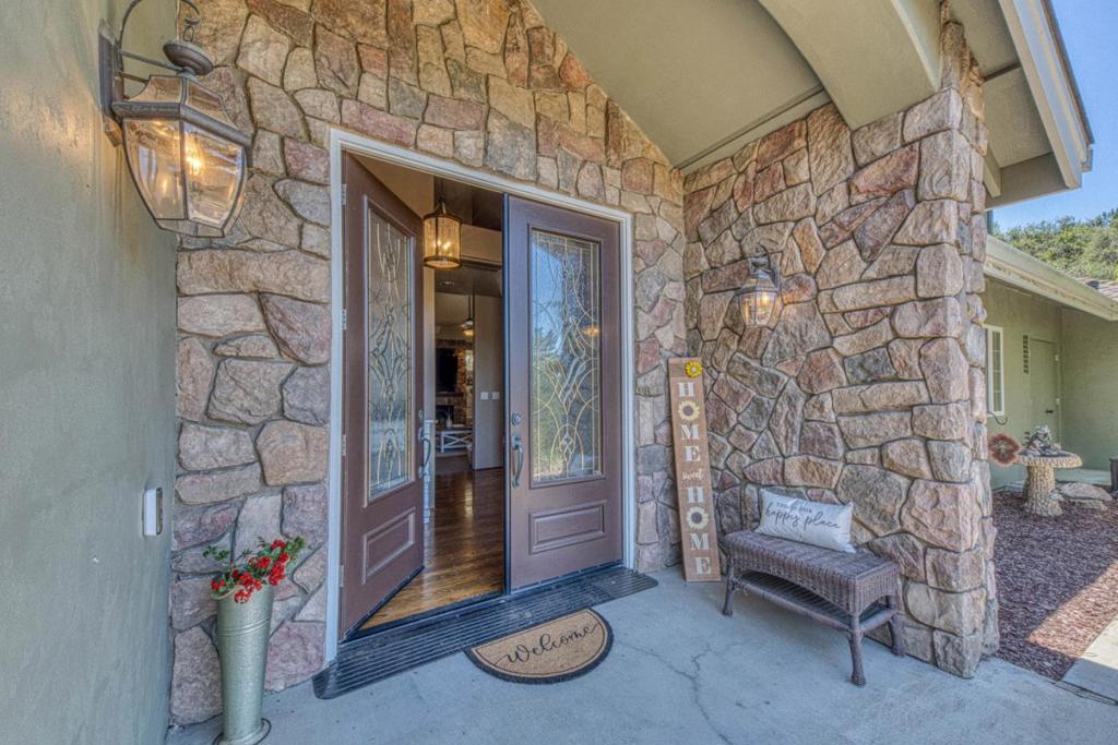32 Crazy Horse Canyon Road