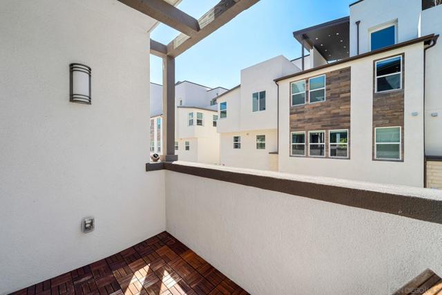 Balcony off kitchen/dining