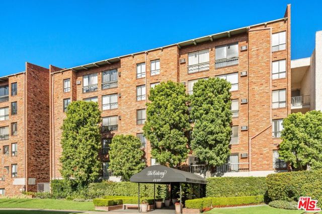1440 Veteran Avenue, Los Angeles CA: https://media.crmls.org/mediaz/84a0788f-3f6f-4002-8e28-e6c129c0afe5.jpg