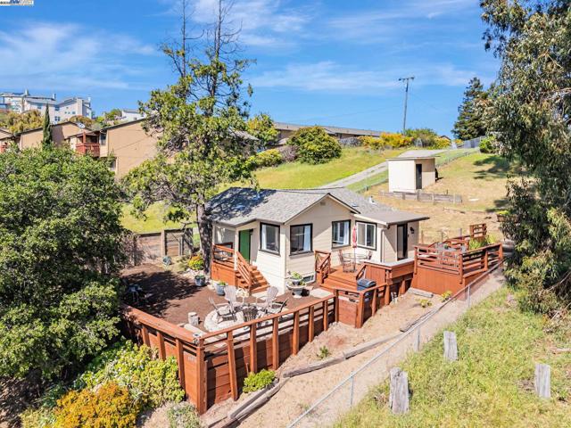19975 JOHN DR, Castro Valley CA: https://media.crmls.org/mediaz/84a07ab0-16c5-41de-ba34-f3d3208cce10.jpg