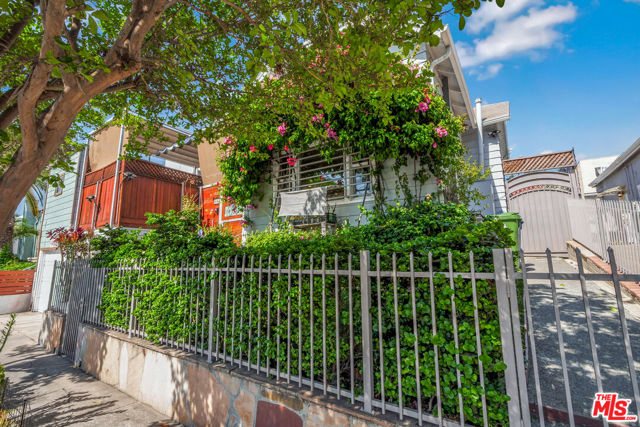 461 N St Andrews Place, Los Angeles CA: https://media.crmls.org/mediaz/84a08db9-48bb-4655-8384-7dda0db7ca37.jpg
