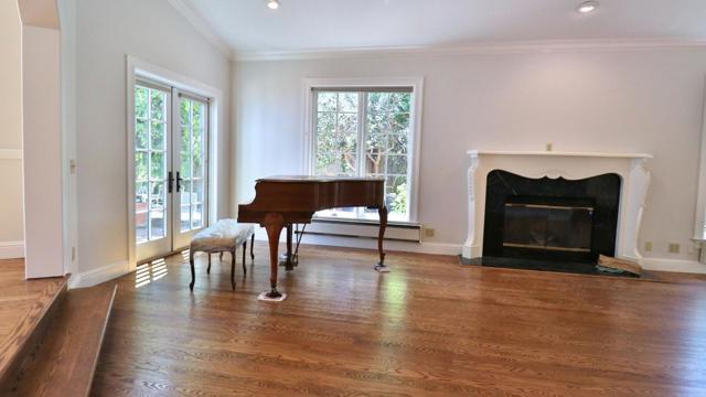 200 Iris Way, Palo Alto CA: https://media.crmls.org/mediaz/84a0c0f3-b5c0-4baf-8d57-282743a77496.jpg