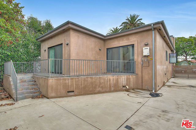 1821 S Sycamore Avenue, Los Angeles CA: https://media.crmls.org/mediaz/84a1203b-ad3a-489d-9a10-392d01e684a5.jpg