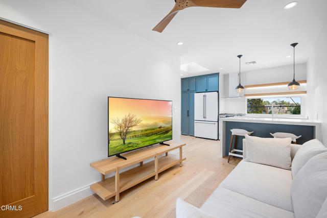 1932 1/4 Hillhurst Avenue, Los Angeles CA: https://media.crmls.org/mediaz/84a14d96-486b-4e57-babe-3e98eb14e145.jpg