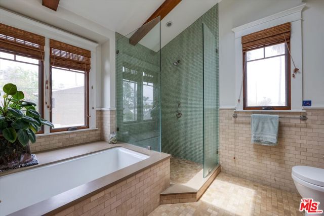 933 W Venezia Avenue, Venice CA: https://media.crmls.org/mediaz/84a150af-0284-403b-9caf-b57f44b194b4.jpg