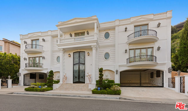 1455 Robmar Drive, Beverly Hills CA: https://media.crmls.org/mediaz/84a192f9-29ae-42c4-a005-4bbadb061537.jpg