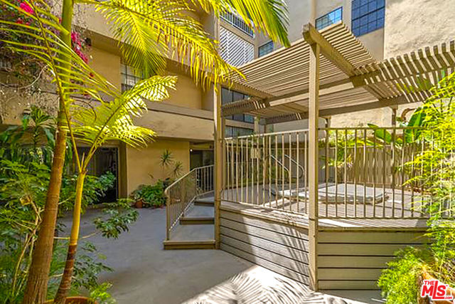 750 N Kings Road, West Hollywood CA: https://media.crmls.org/mediaz/84a2135f-3b0a-42d3-9c78-669787c2efec.jpg