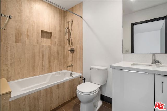 616 N FULLER Avenue, Los Angeles CA: https://media.crmls.org/mediaz/84a24eb1-6583-4c26-af5b-25ba3ade3b93.jpg