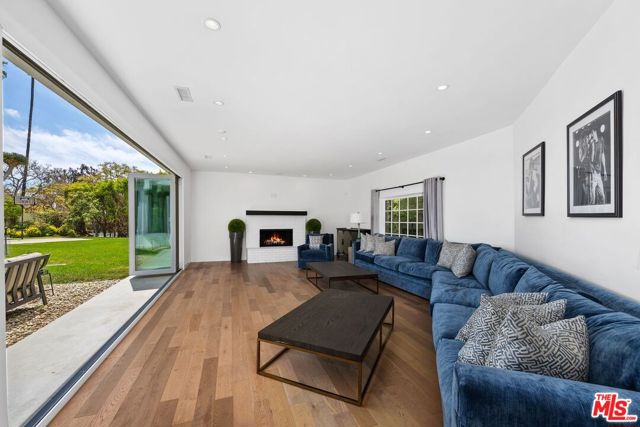 400 Chautauqua Boulevard, Pacific Palisades CA: https://media.crmls.org/mediaz/84a2d1b9-a10f-48e3-869b-ad94ce7ed2a4.jpg