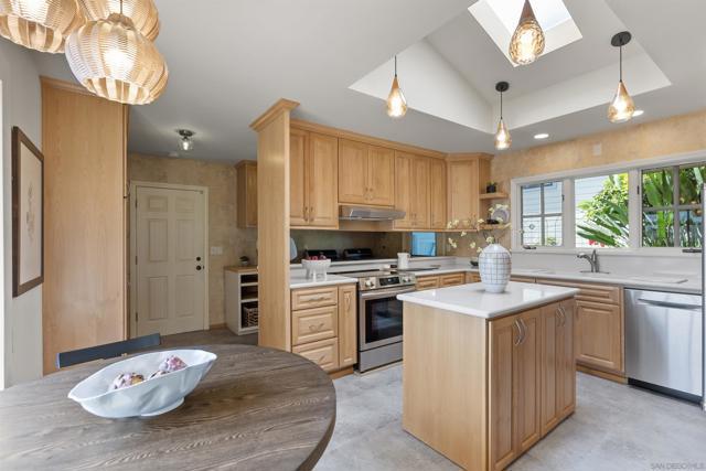 951 Skylark Dr, La Jolla CA: https://media.crmls.org/mediaz/84a40bce-f64e-4f44-af9b-b3c8dca05372.jpg