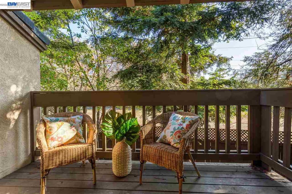 https://media.crmls.org/mediaz/84a48aaa-de6b-4d96-b90d-859819f5fad4.jpg?preset=X-Large