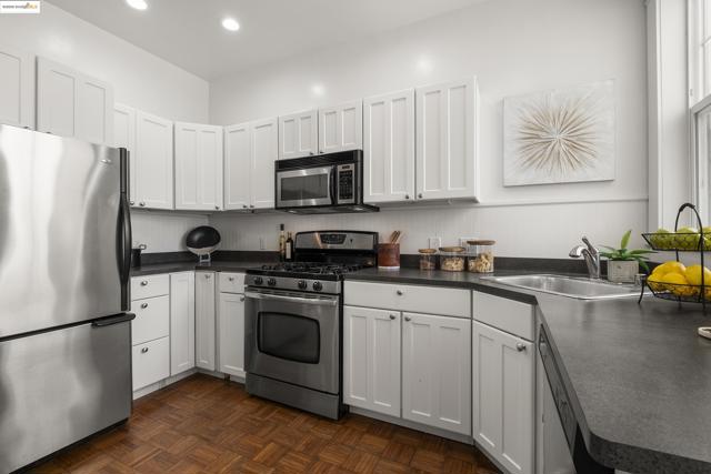 3555 17th St., San Francisco CA: https://media.crmls.org/mediaz/84a5e8ac-1441-449c-ba4c-30a097549ef0.jpg