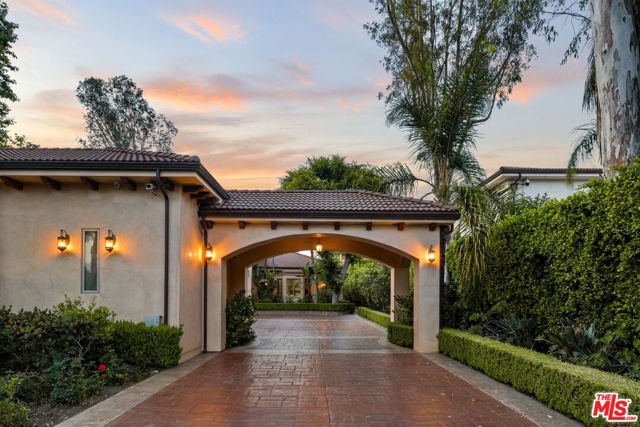 13845 Magnolia Boulevard, Sherman Oaks CA: https://media.crmls.org/mediaz/84a5f001-b1d7-4f08-a27e-afbb4803153e.jpg