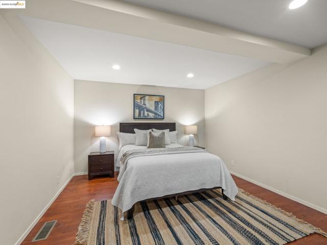 6866 Thornhill Dr, Oakland CA: https://media.crmls.org/mediaz/84a7ef3e-4c6d-4f5f-a576-a44aa700c4a9.jpg