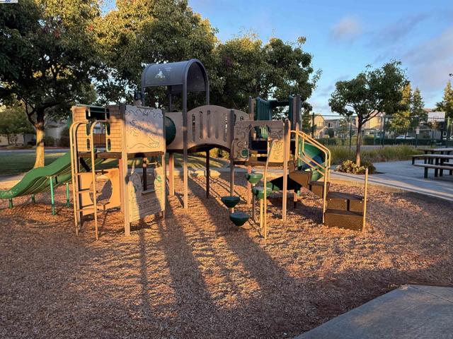 2732 Breaker Ln, Hayward CA: https://media.crmls.org/mediaz/84a9689f-7da4-4712-8458-69f2d21468b7.jpg