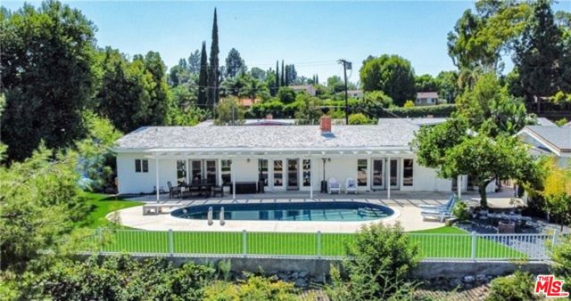 5714 El Canon Avenue, Woodland Hills CA: https://media.crmls.org/mediaz/84a9a4a1-9a19-482a-baf0-0a4137db5822.jpg