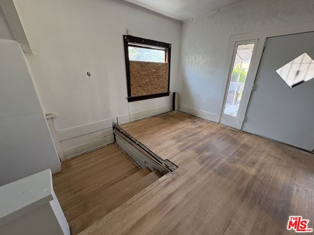 2320 W 25th Street, Los Angeles CA: https://media.crmls.org/mediaz/84a9d522-3b97-4b9e-964d-9fa8e51b0f17.jpg